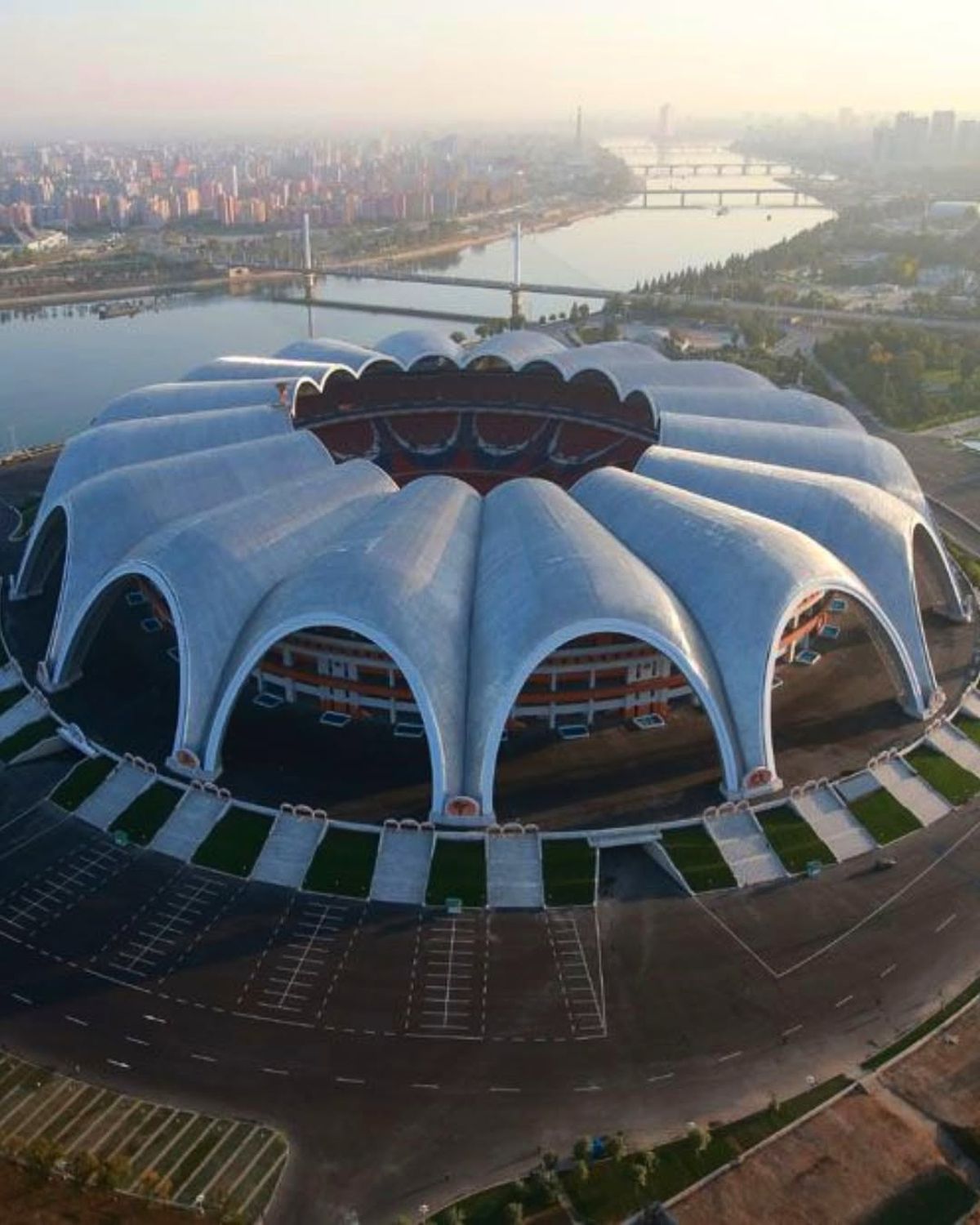 Stadionul „Rungrando 1 Mai” (Coreea de Nord), a doua cea mai mare arenă din lume