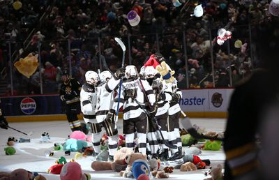 Moment uluitor în timpul unui meci de hochei! Peste 100.000 de jucării de pluș au fost aruncate pe gheață » Care e explicația