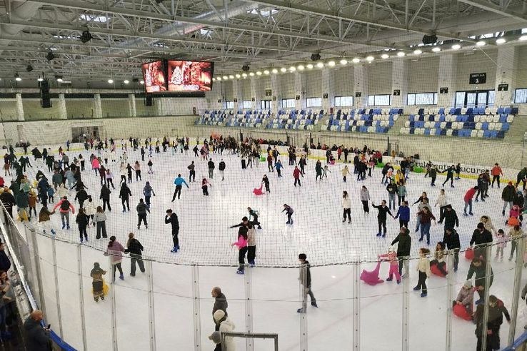 Suprafața patinoarului de 10 milioane de euro a cedat, pe fondul suprautilizării din luna decembrie  Sursă foto: Facebook@ Patinoarul Berceni Arena