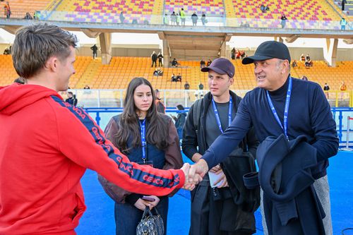 Dan Șucu dă mâna cu Morten Frendrup, înaintea meciului Lecce - Genoa 0-0 / Foto: Il Secolo XIX