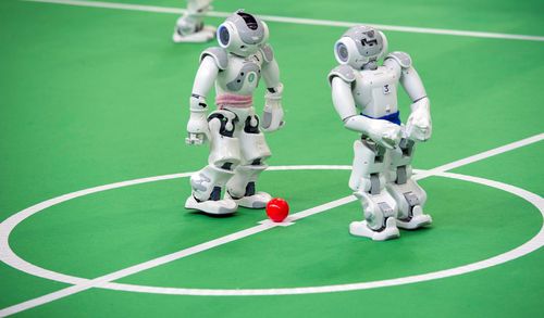 Meciuri de fotbal între roboți se dispută deja. Întrebarea este: până în 2025, oare roboții se vor întrece pe teren cu oamenii? Foto: Guliver / Getty Images