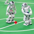 Meciuri de fotbal între roboți se dispută deja. Întrebarea este: până în 2025, oare roboții se vor întrece pe teren cu oamenii? Foto: Guliver / Getty Images