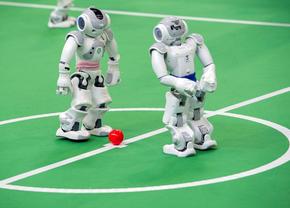 Cum va arăta sportul în 2050? » Guardian scrie despre roboți fotbaliști, cipuri implantate în creier și jucători trecuți de 50 de ani