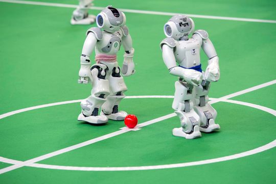 Meciuri de fotbal între roboți se dispută deja. Întrebarea este: până în 2025, oare roboții se vor întrece pe teren cu oamenii? Foto: Guliver / Getty Images