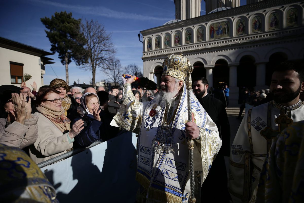 Imaginile zilei vin de la Catedrala Patriarhală » Cum s-a afișat Gigi Becali de Bobotează: în bocanci și pantaloni de piele