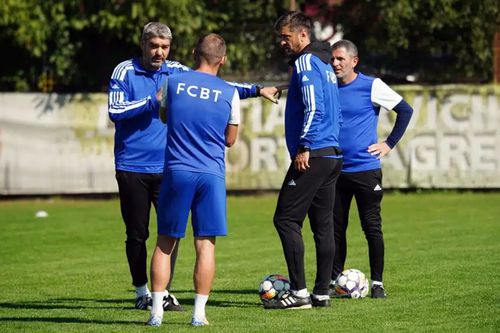 Liviu ciobotariu împreună cu antrenorii secunzi și preparatorul fizic/ Foto: FC Botoșani