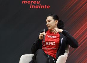 Cristina Neagu, noi mărturisiri: „Eram vânătă în fiecare zi, era foarte greu fizic” + Cum s-a schimbat handbalul, ce mănâncă și cum se odihnește: „Merg cu perna mea de acasă peste tot”