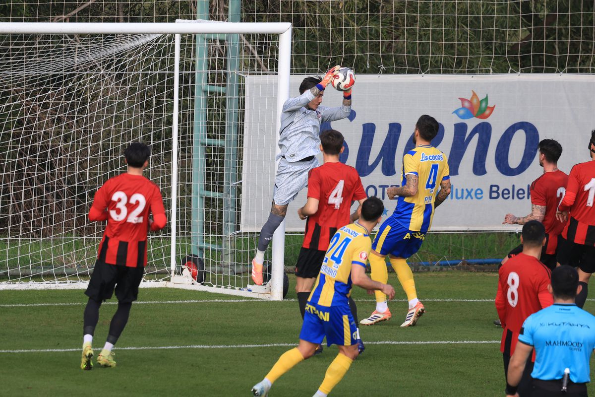 Două goluri în Petrolul - Gaziantep » Neagoe s-a enervat la primul amical al „lupilor”, împotriva lui Sorescu și Maxim