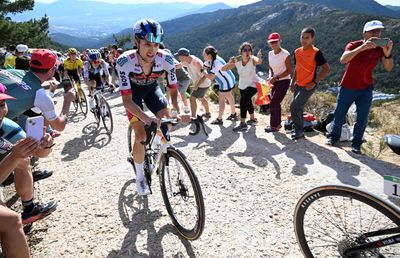 Un câștigător al Turului Italiei descrie dur ciclismul actual: „Te adaptezi sau ești mort!”