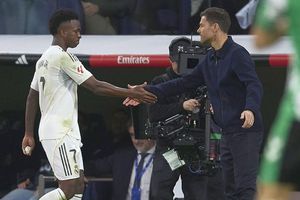 Vinicius a dat răspunsul la oferta lui Chelsea! + De cine din echipă i s-a plâns lui Xabi Alonso