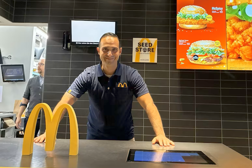 FOTO Fostul antrenor din prima ligă s-a angajat la McDonald’s: „Sunt aici să învăț”