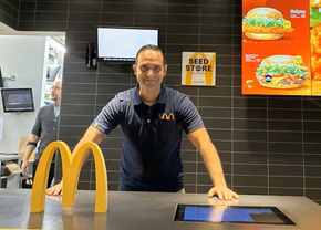 Fostul antrenor din prima ligă s-a angajat la McDonald’s: „Sunt aici să învăț”