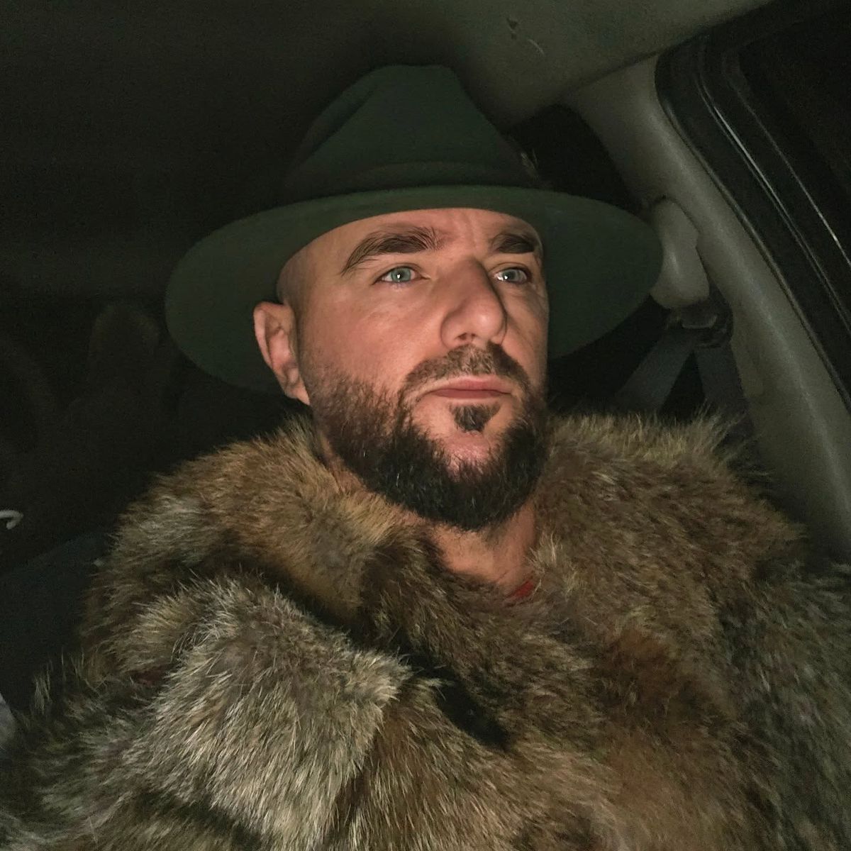 Frizerul din Agigea care vânează iepuri și fazani a apărut la „Desafio. Aventura” cu chipul lui Cătălin Hîldan tatuat pe corp