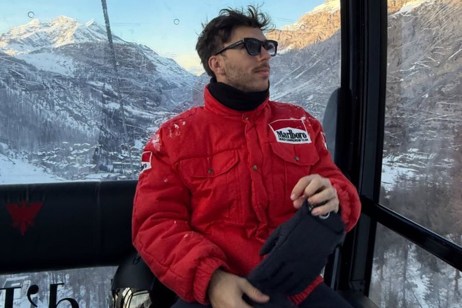 Pierre Gasly la schi/ foto: Instagram Un pilot de Formula 1, făcut praf după ce a apărut cu geaca lui Michael Schumacher: „Cum ai putut să scrii asta?!”