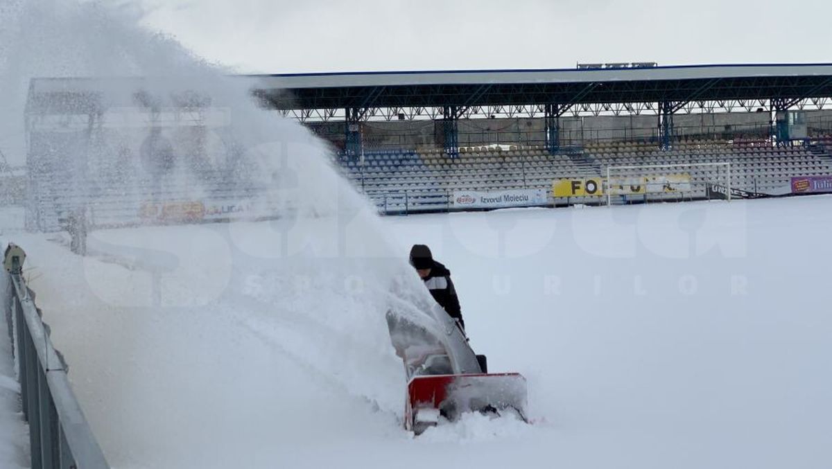 EXCLUSIV VIDEO + FOTO UPDATE Se lucrează din greu la stadionul din Voluntari » Gazonul e gata de meci