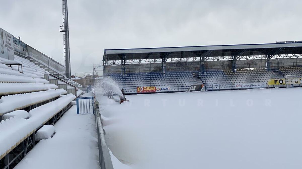 EXCLUSIV VIDEO + FOTO UPDATE Se lucrează din greu la stadionul din Voluntari » Gazonul e gata de meci