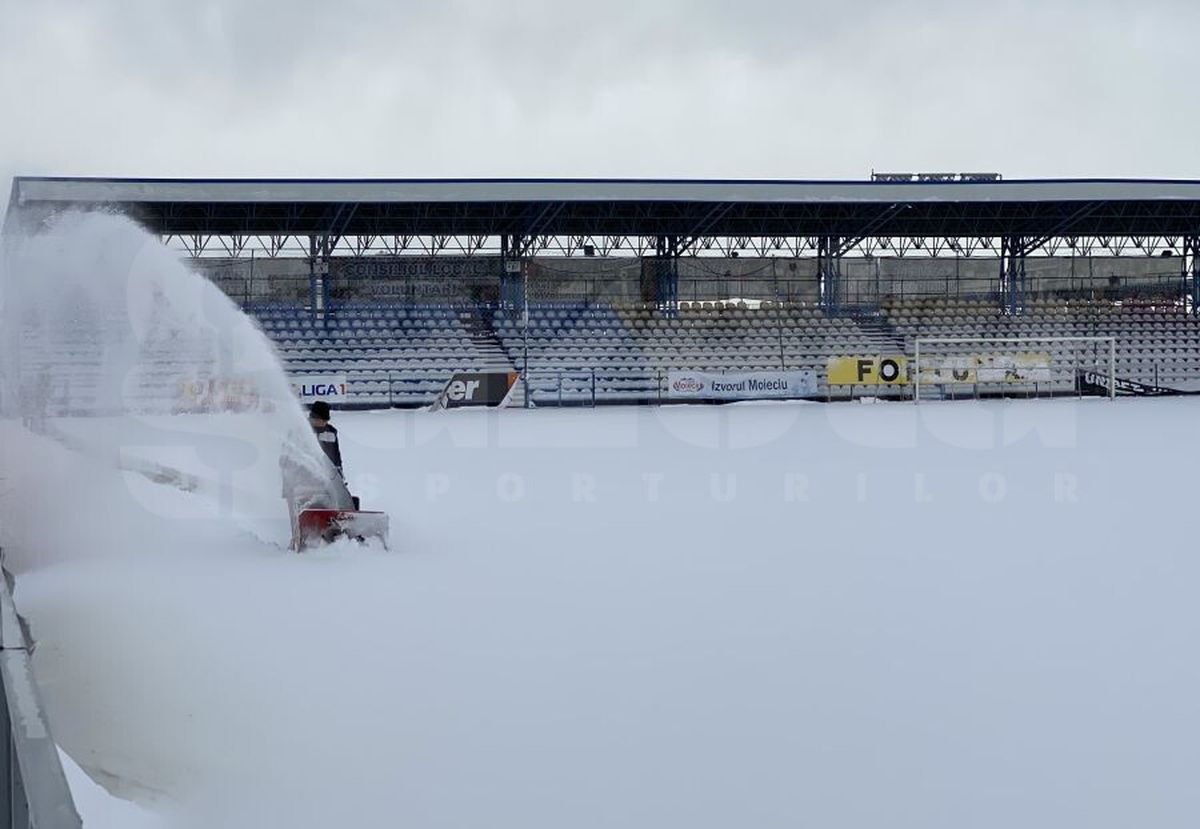 EXCLUSIV VIDEO + FOTO UPDATE Se lucrează din greu la stadionul din Voluntari » Gazonul e gata de meci