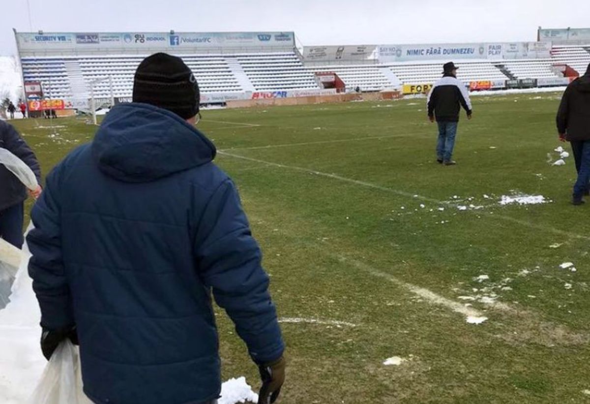 EXCLUSIV VIDEO + FOTO UPDATE Se lucrează din greu la stadionul din Voluntari » Gazonul e gata de meci