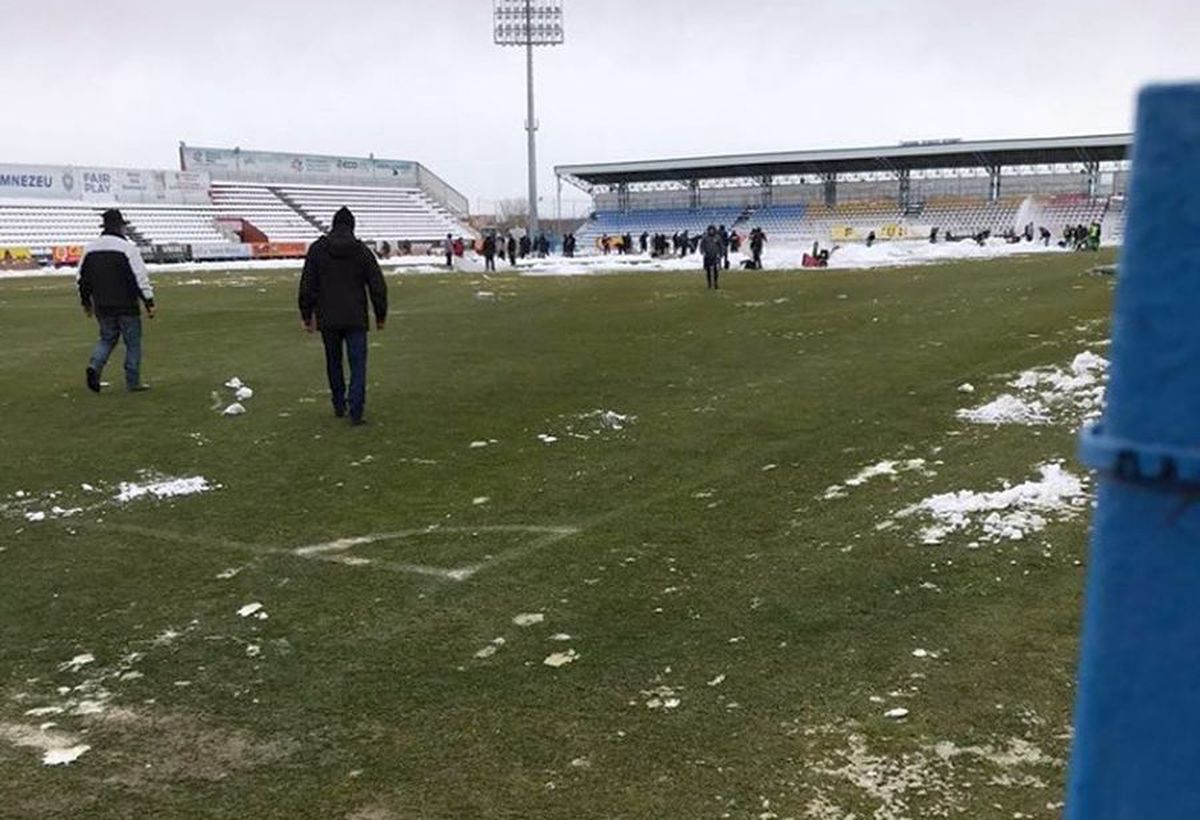 EXCLUSIV VIDEO + FOTO UPDATE Se lucrează din greu la stadionul din Voluntari » Gazonul e gata de meci