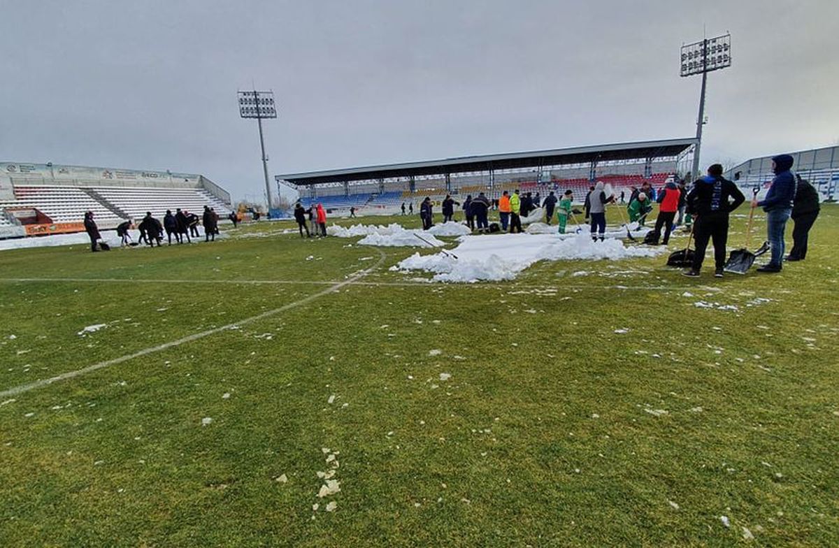 EXCLUSIV VIDEO + FOTO UPDATE Se lucrează din greu la stadionul din Voluntari » Gazonul e gata de meci