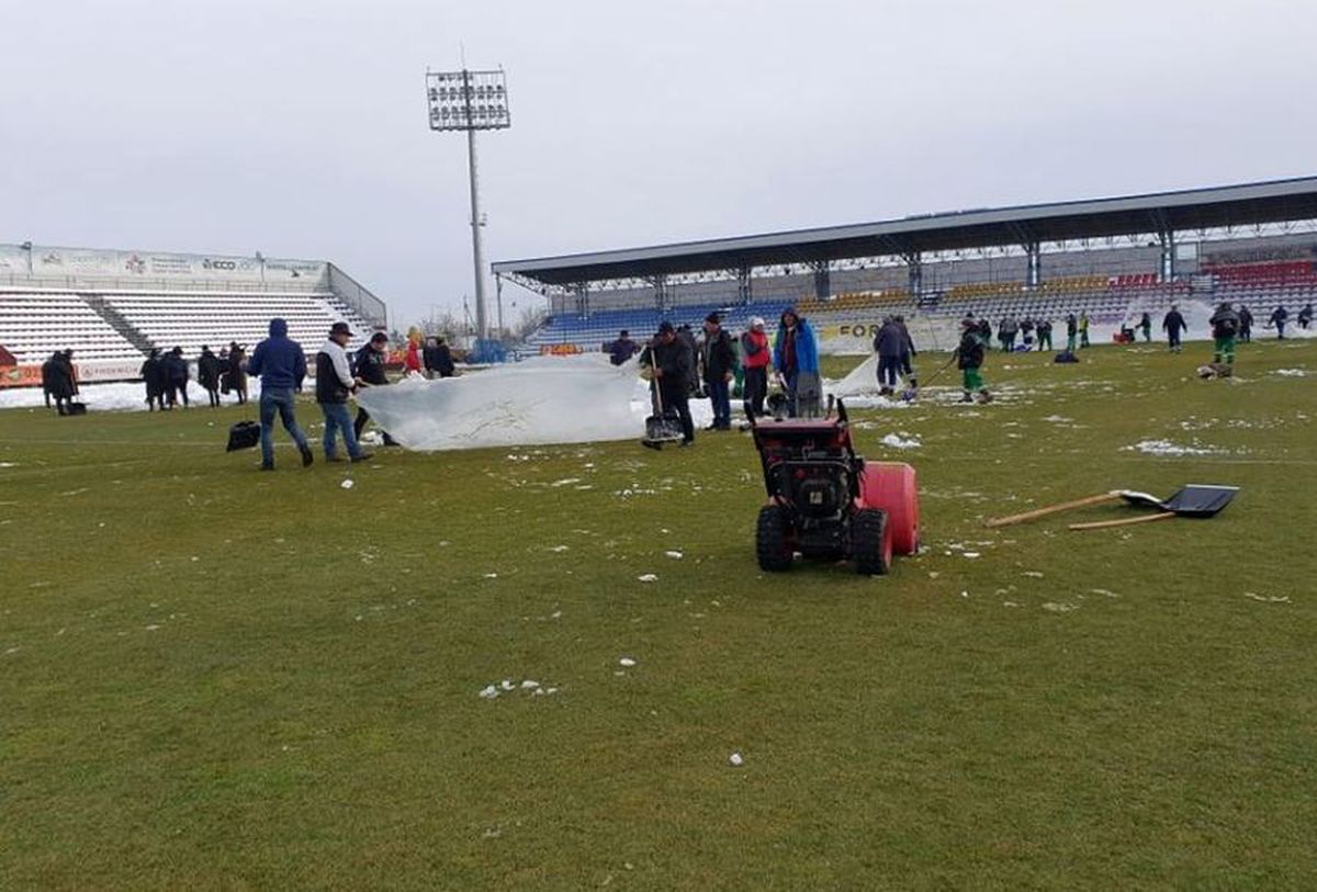 EXCLUSIV VIDEO + FOTO UPDATE Se lucrează din greu la stadionul din Voluntari » Gazonul e gata de meci