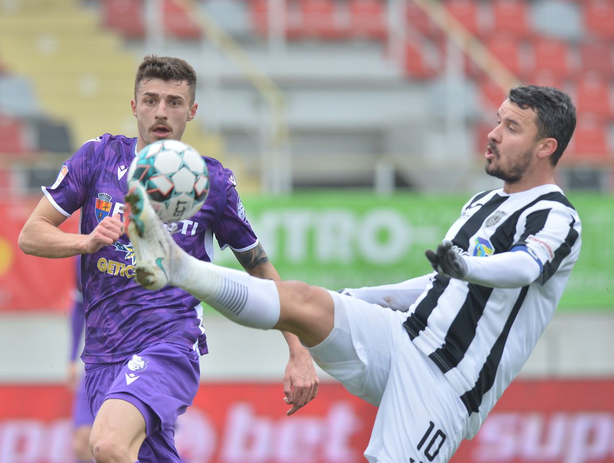 Greșeală uriașă de arbitraj în Liga 1! Antrenorul a izbucnit la final: „I-a spart fața! E bătaie de joc!”