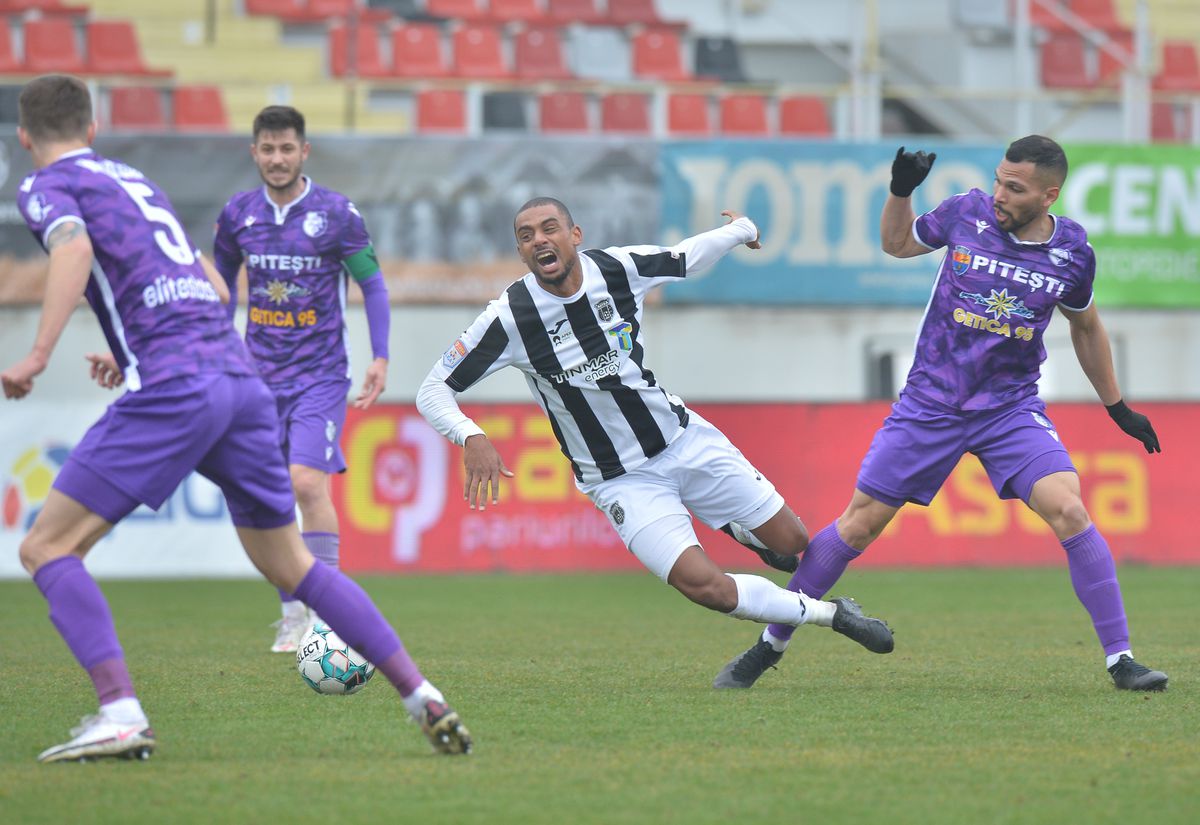 Greșeală uriașă de arbitraj în Liga 1! Antrenorul a izbucnit la final: „I-a spart fața! E bătaie de joc!”