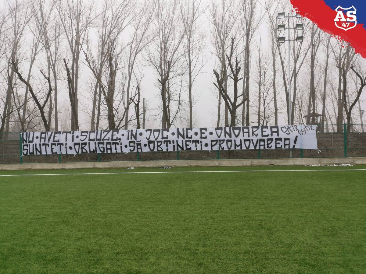 VIDEO+FOTO Suporterii de la CSA Steaua l-au înțepat pe Becali: „Promovare + Inaugurare = Doliu la palat” + Lovitură de imagine dată de „militari”