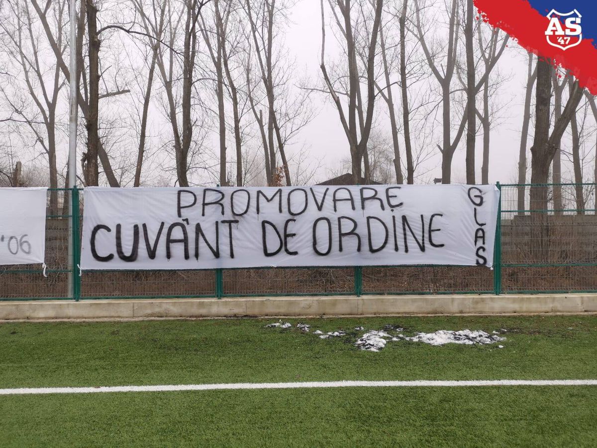 VIDEO+FOTO Suporterii de la CSA Steaua l-au înțepat pe Becali: „Promovare + Inaugurare = Doliu la palat” + Lovitură de imagine dată de „militari”