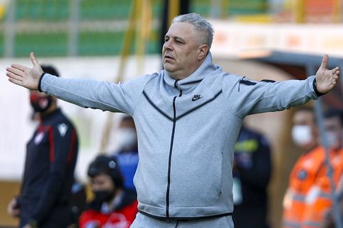 Marius Șumudică, 49 de ani, antrenorul lui Rizespor, s-a plâns de arbitraj după eșecul cu Alanyaspor, scor 1-2. De asemenea, tehnicianul român a acuzat un gest făcut de unul dintre „secunzii” adversarei imediat după finalul partidei.