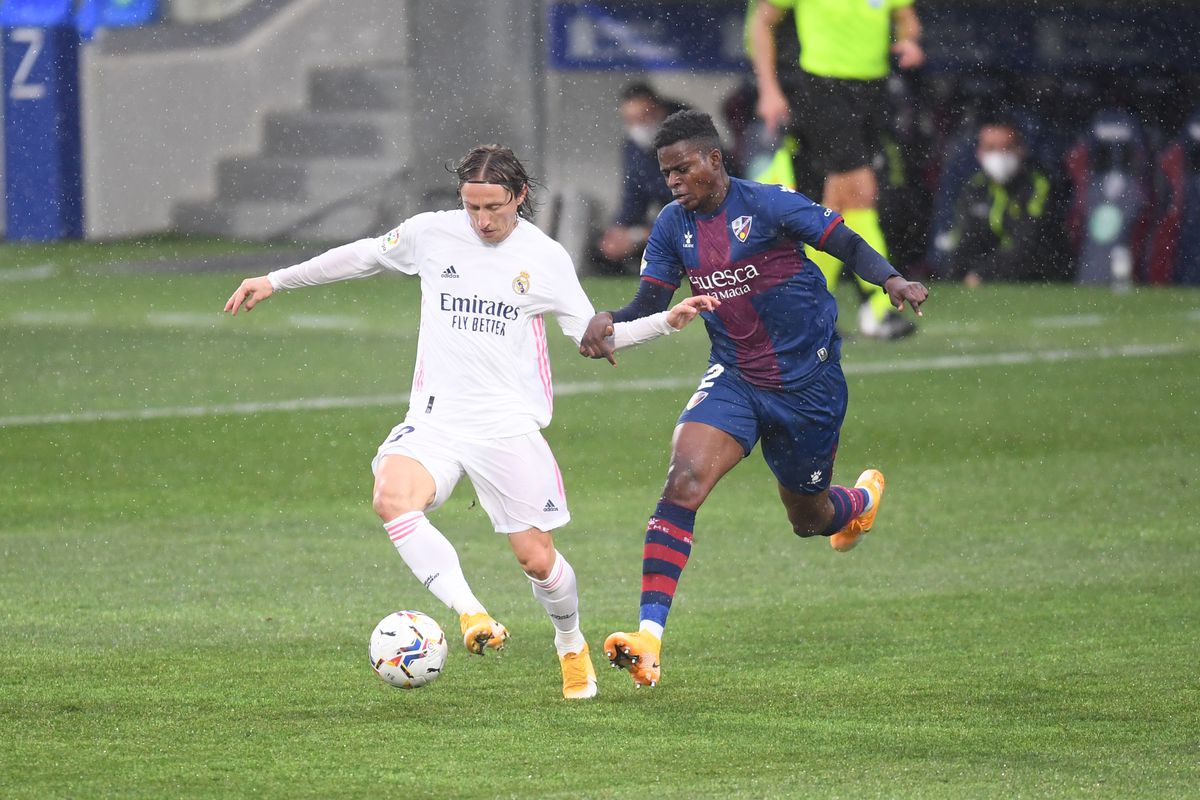 Real Madrid, victorie cu emoții! Huesca, „răpusă” de Raphael Varane