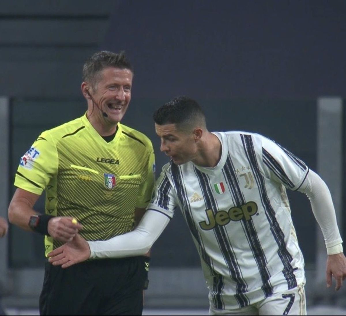 Cristiano Ronaldo, fabulos și la 36 de ani! Comparație inedită + moment amuzant cu starul lui Juventus și arbitrul