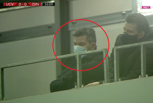 Marinos Ouzounidis (52 de ani), noul antrenor din Craiovei, asistă din tribunele stadionului „Ion Oblemenco” la partida cu Dinamo@ Captură TV Digi Sport