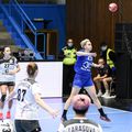 Cristina Laslo trimite o boltă peste portarul Trusova FOTO CS Minaur Baia Mare