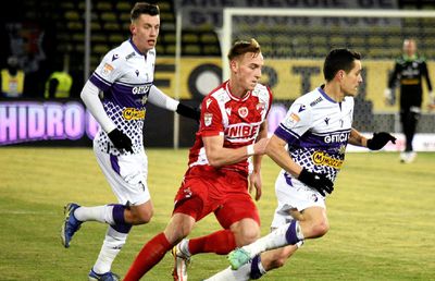 Galeria iese în față și îi cere demisia antrenorului: „Pleacă! Aici nu e club de expirați”