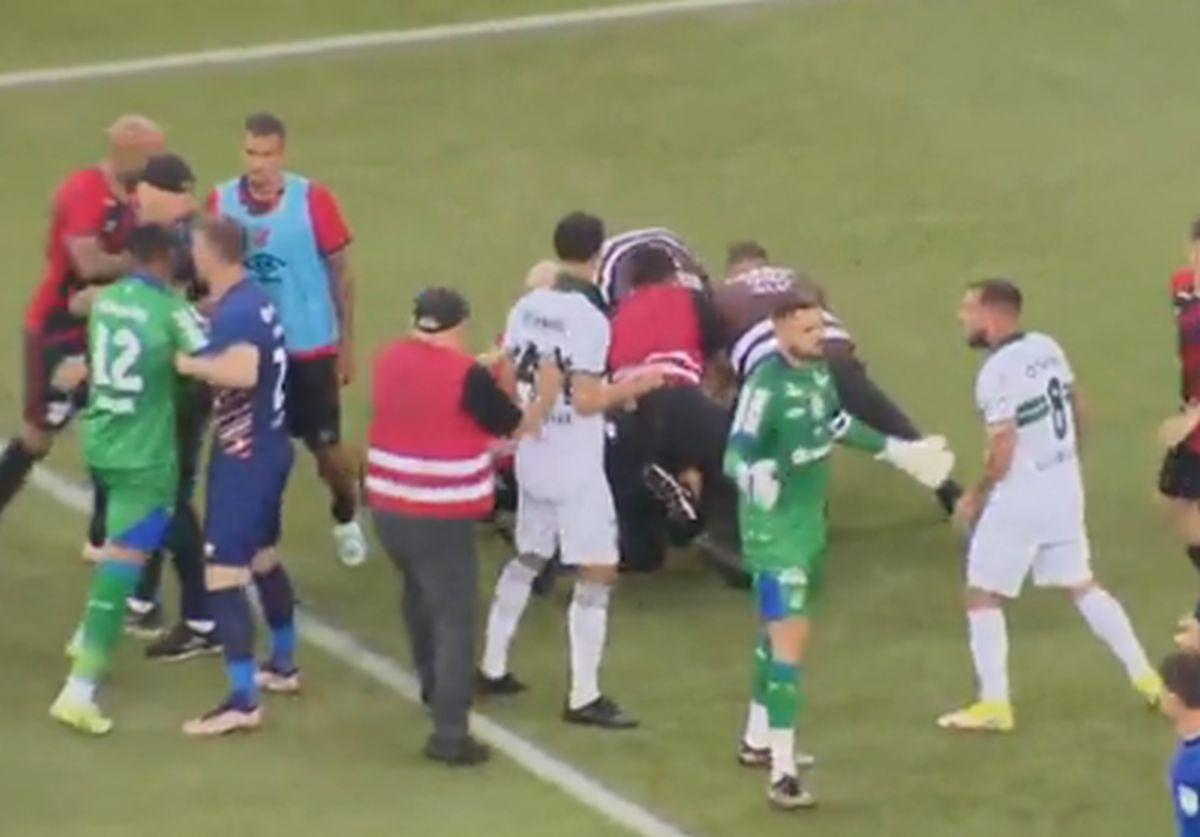 Pumni și picioare în derby! Scene uluitoare: după 14 minute de scandal, arbitrul a fluierat finalul mai devreme