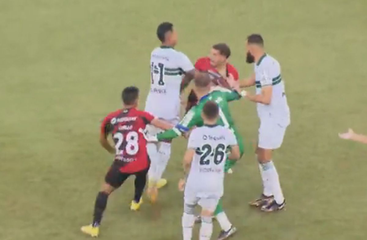 Pumni și picioare în derby! Scene uluitoare: după 14 minute de scandal, arbitrul a fluierat finalul mai devreme