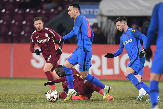 Adrian Șut îl deposedează pe Boateng și pleacă pe contraatac // foto: GSP