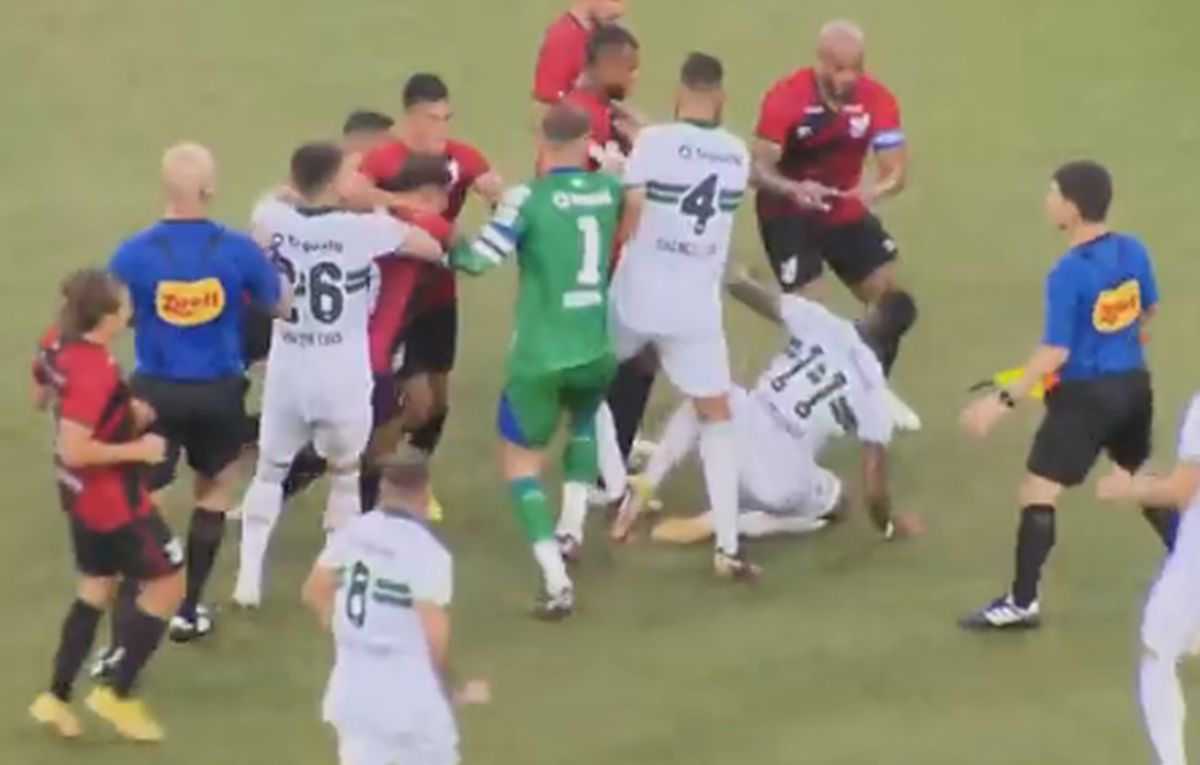 Pumni și picioare în derby! Scene uluitoare: după 14 minute de scandal, arbitrul a fluierat finalul mai devreme