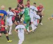 Pumni și picioare în derby! Scene uluitoare: după 14 minute de scandal, arbitrul a fluierat finalul mai devreme