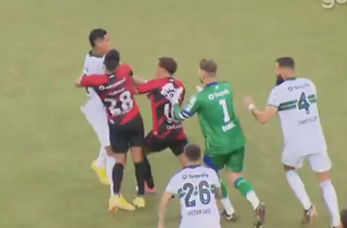 Pumni și picioare în derby! Scene uluitoare: după 14 minute de scandal, arbitrul a fluierat finalul mai devreme