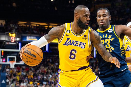 LeBron James (38 de ani) mai are nevoie de 36 de puncte pentru a-l depăși pe Kareem Abdul-Jabbar (75 de ani) în ierarhia celor mai buni marcatori din istoria NBA.