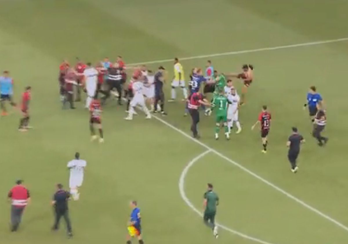 Pumni și picioare în derby! Scene uluitoare: după 14 minute de scandal, arbitrul a fluierat finalul mai devreme