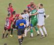 Pumni și picioare în derby! Scene uluitoare: după 14 minute de scandal, arbitrul a fluierat finalul mai devreme