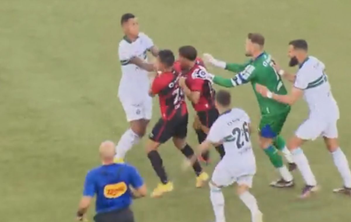 Pumni și picioare în derby! Scene uluitoare: după 14 minute de scandal, arbitrul a fluierat finalul mai devreme