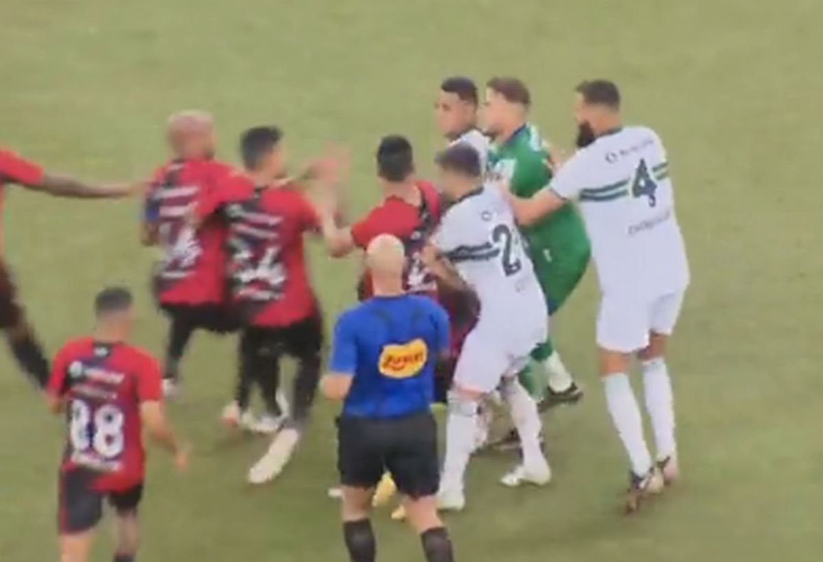 Pumni și picioare în derby! Scene uluitoare: după 14 minute de scandal, arbitrul a fluierat finalul mai devreme