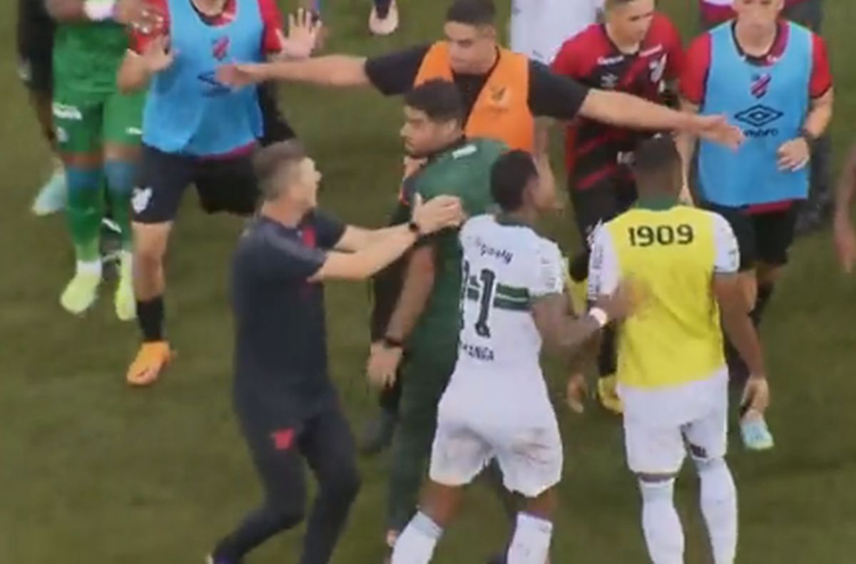 Pumni și picioare în derby! Scene uluitoare: după 14 minute de scandal, arbitrul a fluierat finalul mai devreme