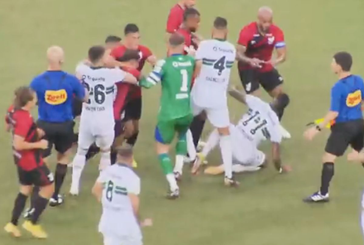 Pumni și picioare în derby! Scene uluitoare: după 14 minute de scandal, arbitrul a fluierat finalul mai devreme