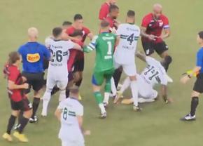 Pumni și picioare în derby! Scene uluitoare: după 14 minute de scandal, arbitrul a fluierat finalul mai devreme