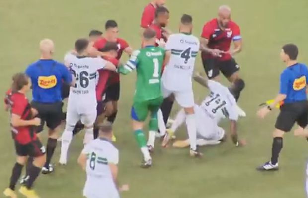 Pumni și picioare în derby! Scene uluitoare: după 14 minute de scandal, arbitrul a fluierat finalul mai devreme